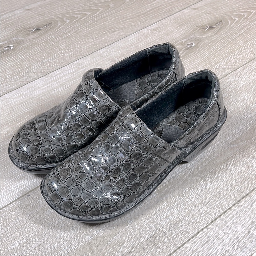 B.o.c Elegant Gray Crocodile Pattern Loafers Sz 9.